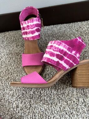Toms NWT Majorca Cutout Tie-Dye Pink Block Heel Sandals